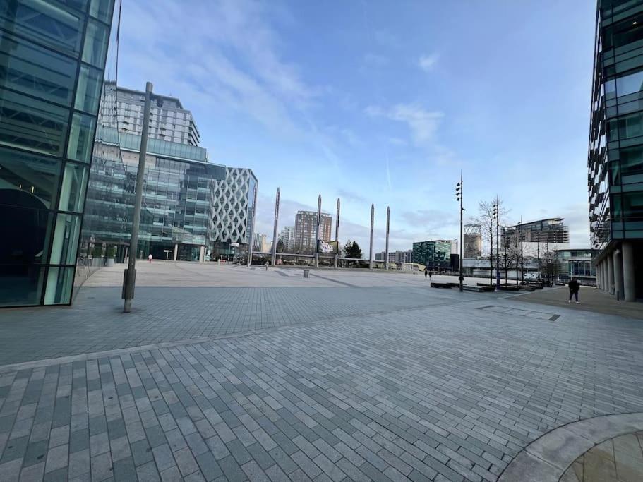 Spacious 2 Bedroom Flat Stunning Waterside View Manchester Exterior foto