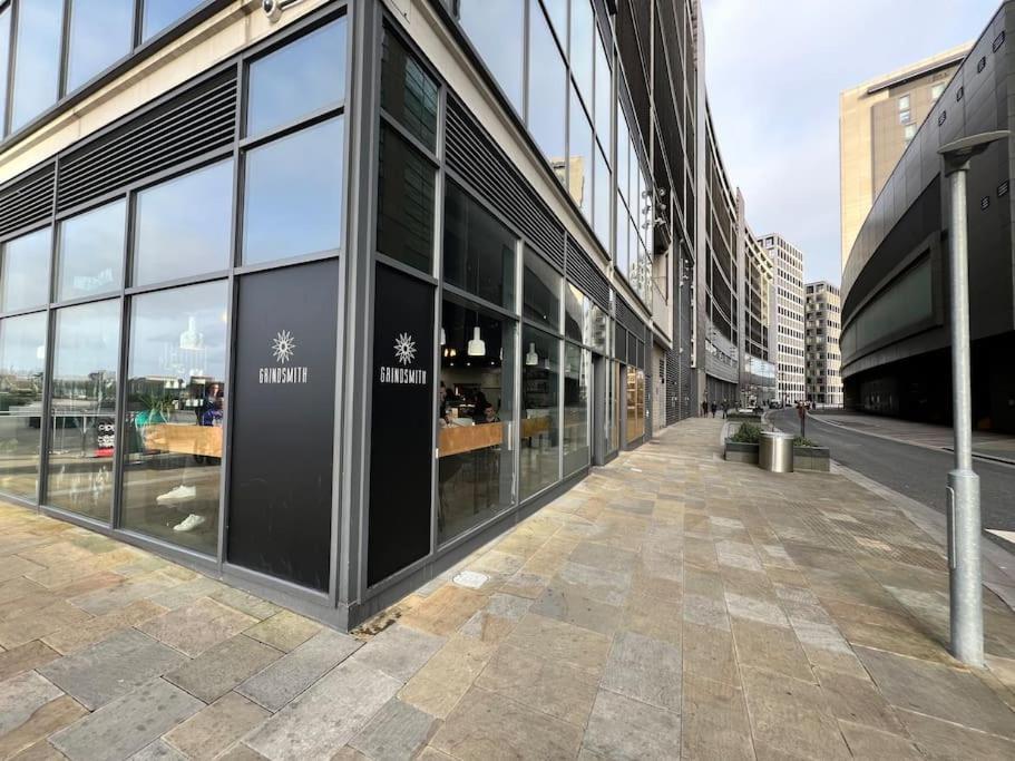 Spacious 2 Bedroom Flat Stunning Waterside View Manchester Exterior foto