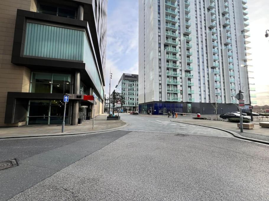 Spacious 2 Bedroom Flat Stunning Waterside View Manchester Exterior foto