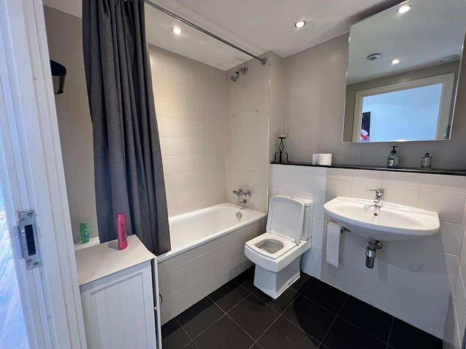 Spacious 2 Bedroom Flat Stunning Waterside View Manchester Exterior foto