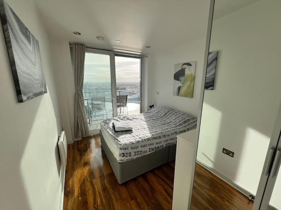Spacious 2 Bedroom Flat Stunning Waterside View Manchester Exterior foto
