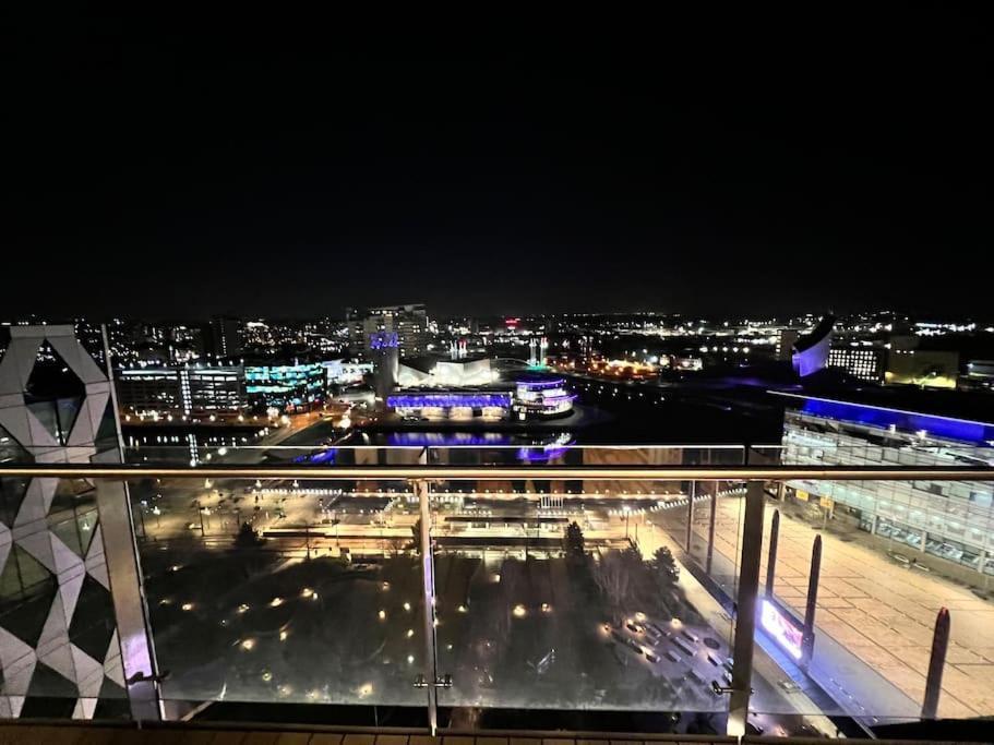 Spacious 2 Bedroom Flat Stunning Waterside View Manchester Exterior foto