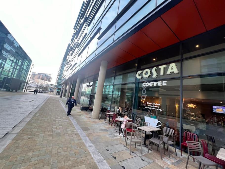 Spacious 2 Bedroom Flat Stunning Waterside View Manchester Exterior foto