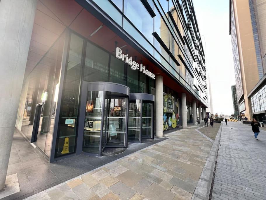 Spacious 2 Bedroom Flat Stunning Waterside View Manchester Exterior foto
