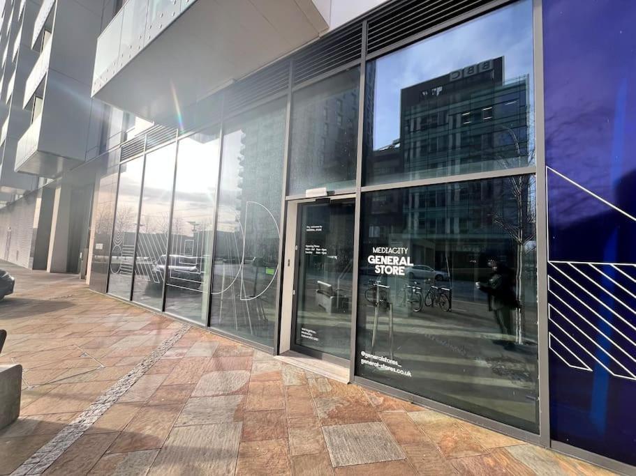 Spacious 2 Bedroom Flat Stunning Waterside View Manchester Exterior foto