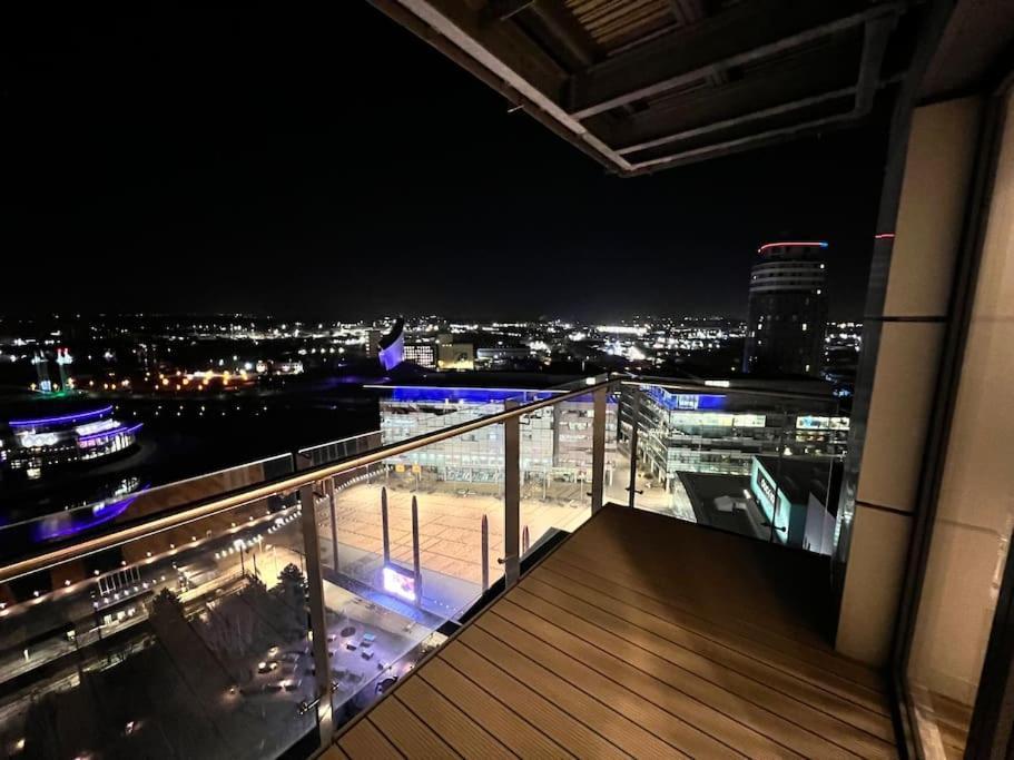 Spacious 2 Bedroom Flat Stunning Waterside View Manchester Exterior foto